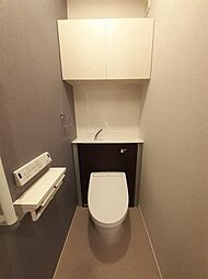 落ち着いた色調のトイレです