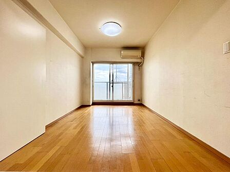 バルコニー側の洋室。窓が大きくて陽ざしがたくさん降り注ぎます。