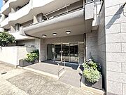 緑が映える堂々としたエントランス。