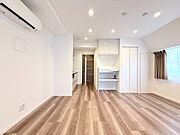 建具とフローリングの優しい木目がナチュラルで明るい空間を演出しています。