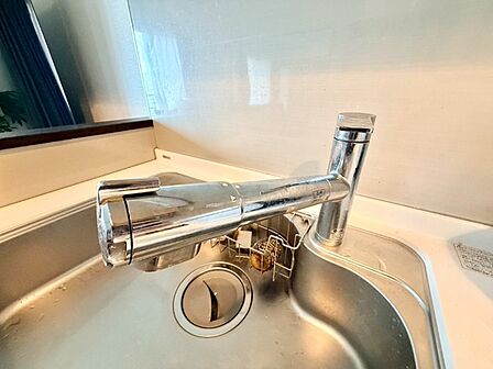 ゆったりとしたシンクのキッチンには日頃のお掃除にも使いやすいホース付シャワー水栓です!
