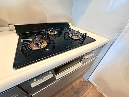 作業スペースが広く、グリル付き三口コンロのキッチンで、料理もはかどりそうです!