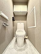 落ち着いた色と雰囲気なトイレとなっております。