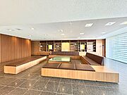 コンシェルジュサービス前の共有スペースです。　10人程度は座れる程度広さです。