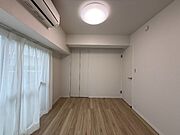 バルコニー付の洋室は明るい室内です！