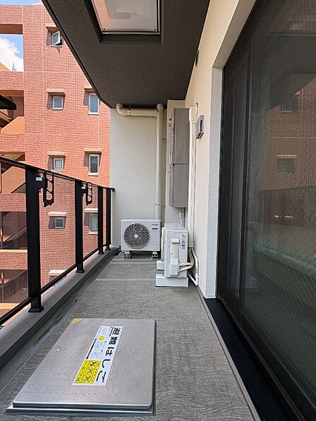 日当たり良好な南西向きのバルコニー。毎日の暮らしを快適にしてくれる、実用的なプライベート空間です。
