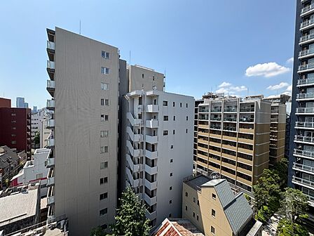 視界を遮りにくい高層階ならではの眺望。都会の利便性を享受しながら、開放的な景色を満喫できます。