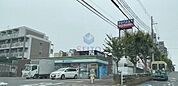ファミリーマート 吹田上山手町店 573m