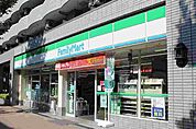 ファミリーマート東三国三丁目店 597m
