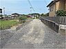 外観：幅4ｍの舗装道路の手前一部は砂利になります。