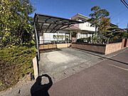 駐車場は並列2台のカーポート付き。