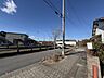 外観：道路を別角度から。写真奥には常磐線が走っています。