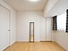 洋室：洋室約5.5帖　収納あり※居住中物件の為、お荷物や家具はAIで編集しております。
