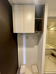洗濯機パンの上部に吊戸棚収納がございます