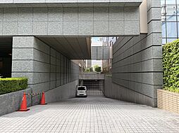 駐車場入り口　35000円〜60000円　空き状況は担当までご確認ください。