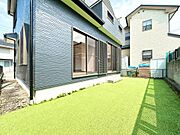写真からでも伝わる陽当たりの良い庭は、暖かな日差しに包まれた快適な居心地の良い空間です！自然の光と温かさを感じながらリラックスできます♪