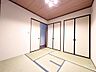 和室：木目天井と白壁が織りなす和の空間。新しい畳と障子が整然と並び、静かで落ち着いた雰囲気の中、書斎や主寝室として心ゆくまでくつろげる一室です。