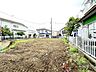 外観：2026年9月完成予定！道路より建物が一段高くなっていることで、通行人の視線が自然と遮られ、プライバシーの守られた暮らしが叶います。