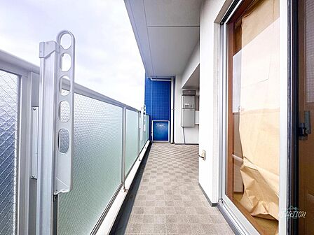 バルコニーに出ると一面に青空が広がり、自然の光を感じながら、気持ち良い時間を過ごすことができます!南東向きのため陽当たり良好!!思わず深呼吸したくなりますね♪