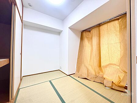 柔らかな畳の感触と木の温もりが感じられる空間は、忙しい日々の中で心をほっとリセットできます。ゆったりとした時間に身をゆだね、心と体を休めることができる落ち着いた空間です。