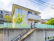 JR常磐線「日立」駅 からバス乗車13分！「神峰アパート入口」バス停より徒歩3分です。パナソニックホームズ施工の軽量鉄骨造の2階建戸建てです。