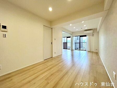 採光を確保しながらも余白がある、落ち着いた雰囲気のリビングです♪