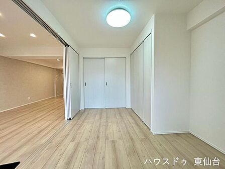 引き戸で行き来も換気もしやすい2方向からアクセスできる洋室です♪