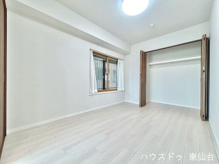 白基調の壁で、どんな家具も合わせやすい空間。