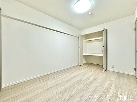 衣類も小物もすっきり収まる、使い勝手の良い収納付き
