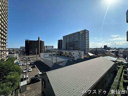 大きな窓から明るい光が入り、開放感のある眺めが楽しめます♪