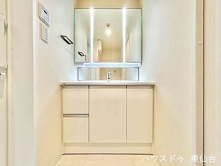 清潔感と機能性を兼ね備えた、使いやすい洗面空間