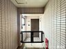 玄関：玄関に柵があり、ちょっとした荷物置きスペースがあります。