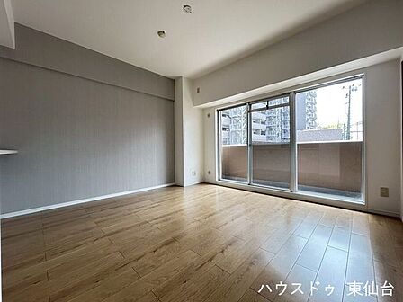大きな窓が二つあり、部屋全体を明るくしてくれます!