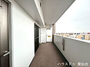 バルコニーは広々として晴れた日は洗濯物がたくさん干せますね。