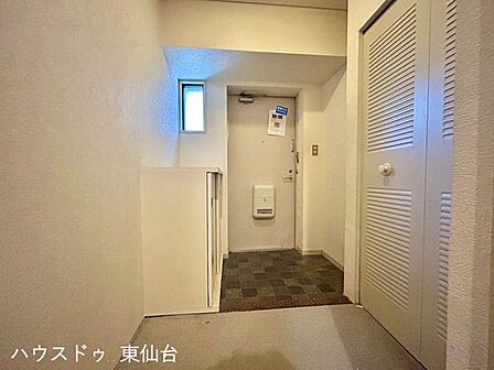 おしゃれな玄関タイルと白のドアが相性◎