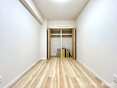 家具の配置がしやすいきれいな形の洋室です♪