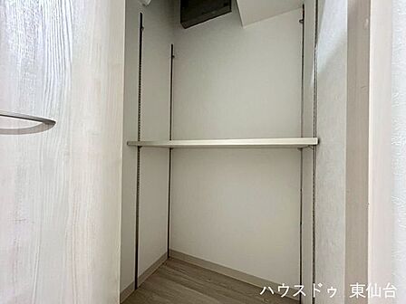玄関横の収納です♪棚付きで空間を有効に使えますね♪