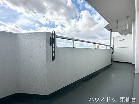 風に飛ばされないように、低めの位置に物干しホルダーがあります♪マンションならではの眺望も楽しめます♪
