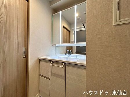 うれしい三面鏡♪細かいものが増えがちな水回りに豊富な収納がうれしいですね♪毎朝を快適に迎えられそうです♪