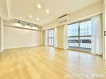 広がりのあるLDKは家族が自然と集まるくつろぎ空間。採光・通風にも配慮され、いつでも心地よい暮らしを実現します。