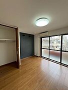 約6.5帖の使いやすい広さの洋室です。