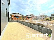 ～お庭もある余裕の敷地～ ・広々した敷地にはお庭もご用意。お庭があるだけで余裕を感じますね。 ・防草シートや人工芝の敷設などのオプションもお気軽にご相談くださいませ。 