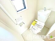～やはり便利なタンク式トイレ～ ・最近はタンクレストイレもございますが、タンク式の場合は停電時もお水を流すことが可能。 ・故障時なども比較的費用が安くなるなど、メリットが多くなります。 