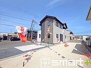 ～広々したお庭のある邸宅～ ・余裕の敷地には広いお庭もご用意。 ・ガーデニングや安らぎの空間として、倉庫を置いたりと様々な活用が可能です。 ・人工芝の敷設などもお気軽にご相談くださいませ。 