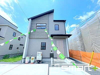外観:~明るさを感じる外観~ ・外壁は2トーンカラーを採用し、デザイン性に優れた見た目となっております。 ・帰宅した際にホッと感じるような飽きのこない外観。ぜひ現地でご確認くださいませ。 外観:~明るさを感じる外観~ ・外壁は2トーンカラーを採用し、デザイン性に優れた見た目となっております。 ・帰宅した際にホッと感じるような飽きのこない外観。ぜひ現地でご確認くださいませ。