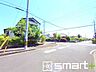 外観：～閑静な住宅街の立地～ ・周辺は閑静な住宅街となっておりますので、静かな暮らしをご実現いただけます。 ・前面道路の交通量も多くないので、小さなお子様がいるご家庭でもご安心ですね。 