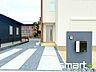 玄関：～デザイン性に優れた玄関～ ・モダンなデザインの玄関ドアを採用する事でお住まいの「顔」の印象が大きく変わります。 ・毎日帰宅した際に嬉しくなる仕様です。 
