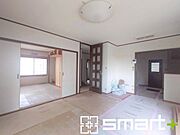 ～ナチュラルな色彩のＬＤＫ～ ・自然な風合いの色味で纏められたＬＤＫは家具のコーディネートもしやすくなっております。 ・どんなインテリアにするか、考えるだけでも楽しくなりますね。 