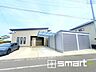 外観：～ゆとりと機能性を兼ね備えた平屋邸宅～ ・築浅ならではの美しい住まい。駐車スペースは5台分を確保し、電動シャッター付きガレージ2台分とカーポートを備えた充実の外構です。 