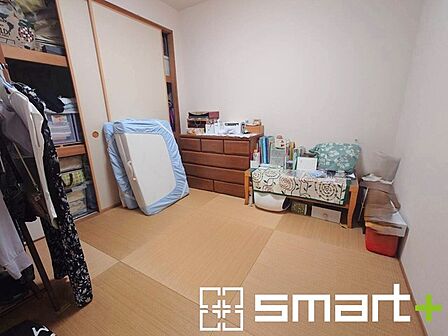 ～「和みの部屋」和室をご用意～ ・ゴロンと寝転がったり、お子様のいるご家庭ではお子様を寝かしつけたり、などご活用いただける和室をご用意。 ・やはり畳の香りは心が落ち着きますね。 